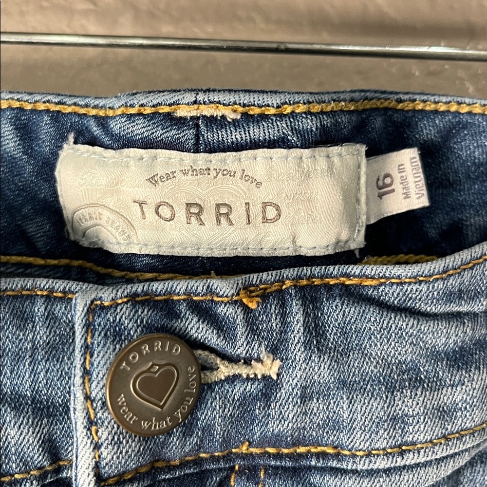 Torrid Women’s Light Blue Distressed Boyfriend Jeans Street wear Casual Sz 16 - Picture 3 of 9